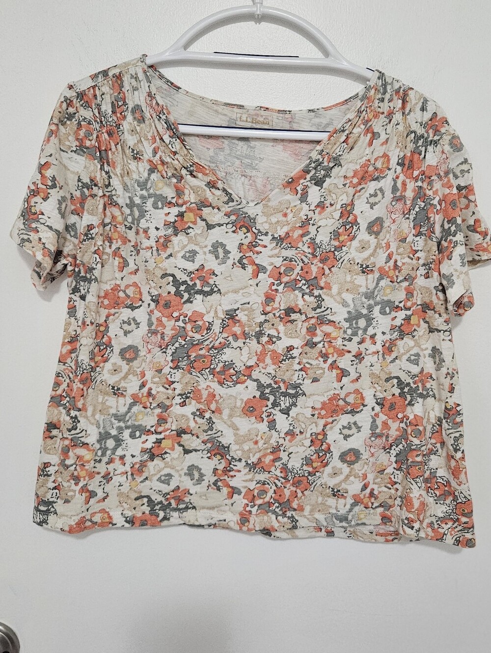 LL Bean Women's Short Sleeve V-Neck Floral Top Cream & Coral Petite Medium